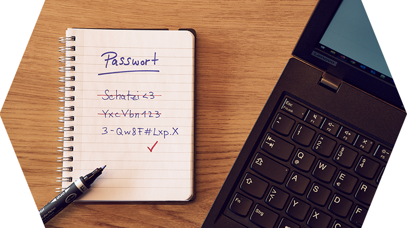 Ein Notizblock mit durchgestrichenen unsicheren Kennwörtern und einem sicheren Kennwort
