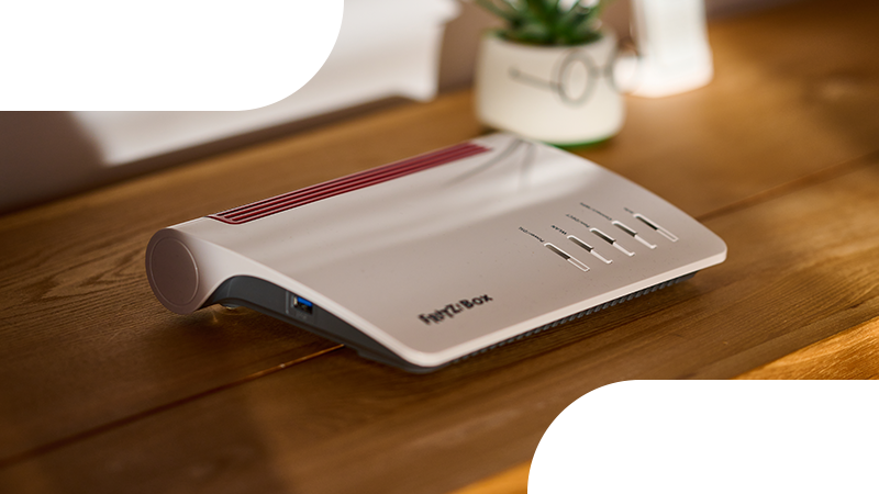 Ein FRITZ!Box Router auf einem Sideboard