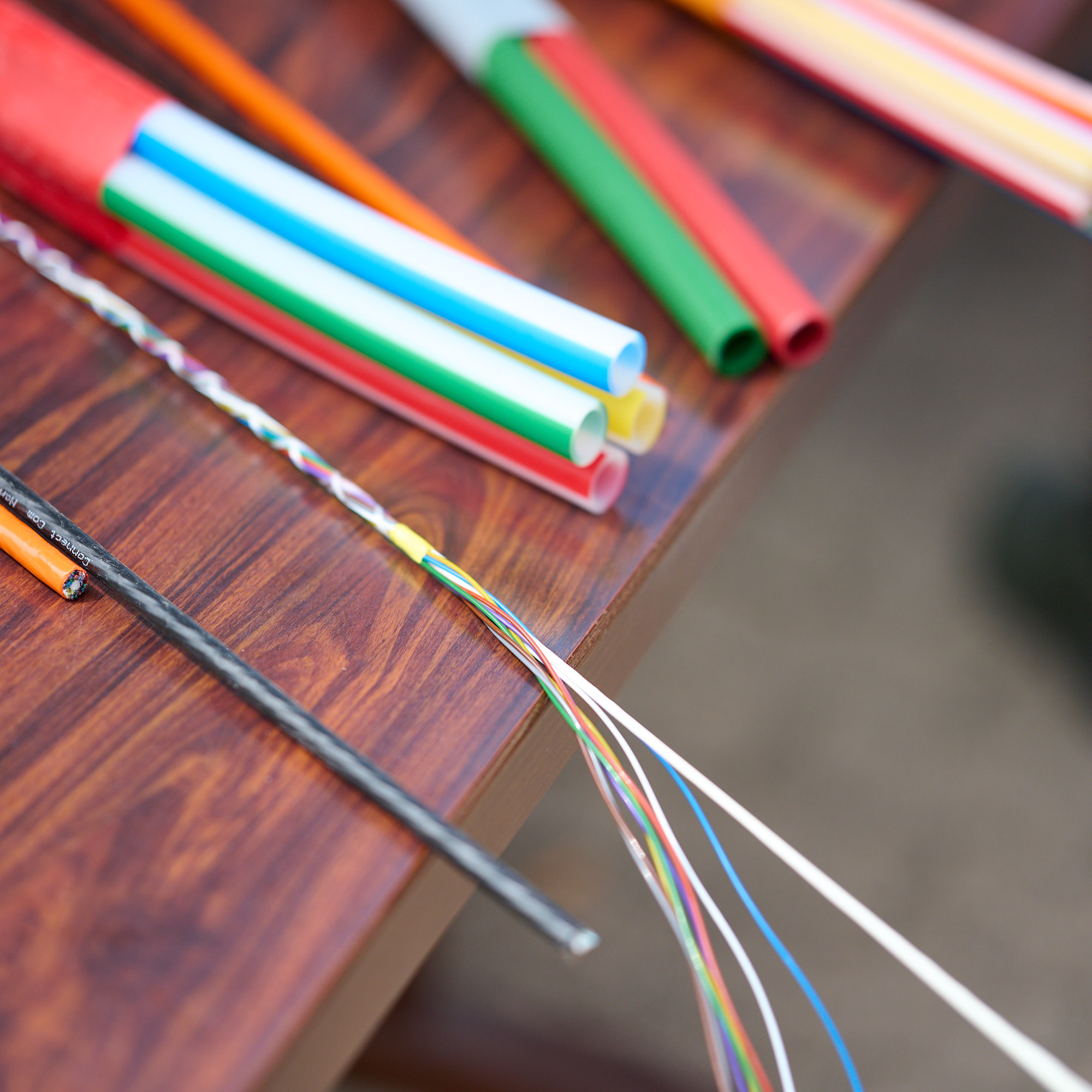 Glasfaserleitungen und Leerrohre beim Messestand der Fiber Network beim Flurumritt in Pfofeld 2023