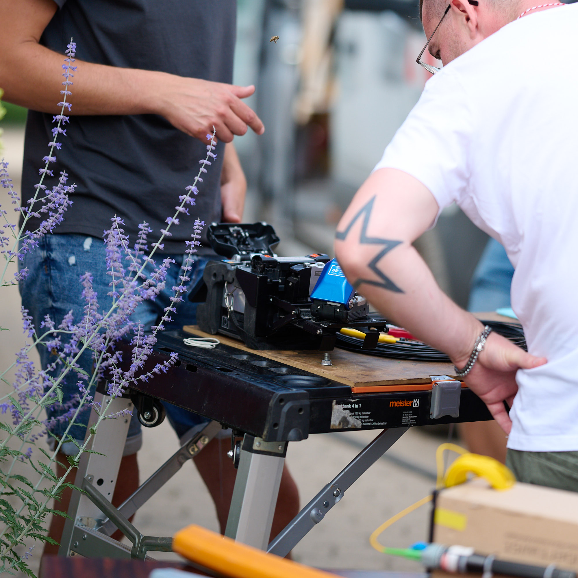 Ein Mitarbeiter der Fiber Network WUG demonstriert das Spleißgerät beim Flurumritt in Pfofeld 2023