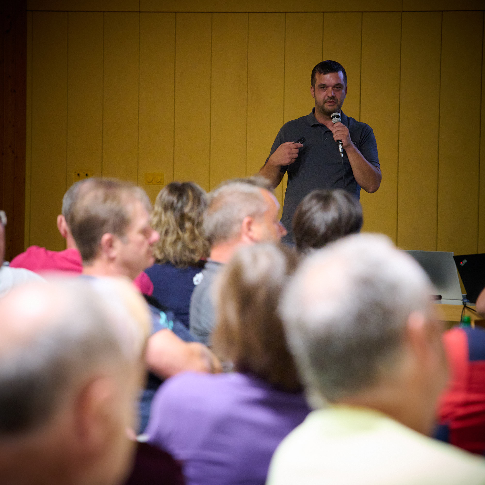 Das Team der Fiber Network WUG während der Präsentation bei der Infoveranstaltung in Westheim