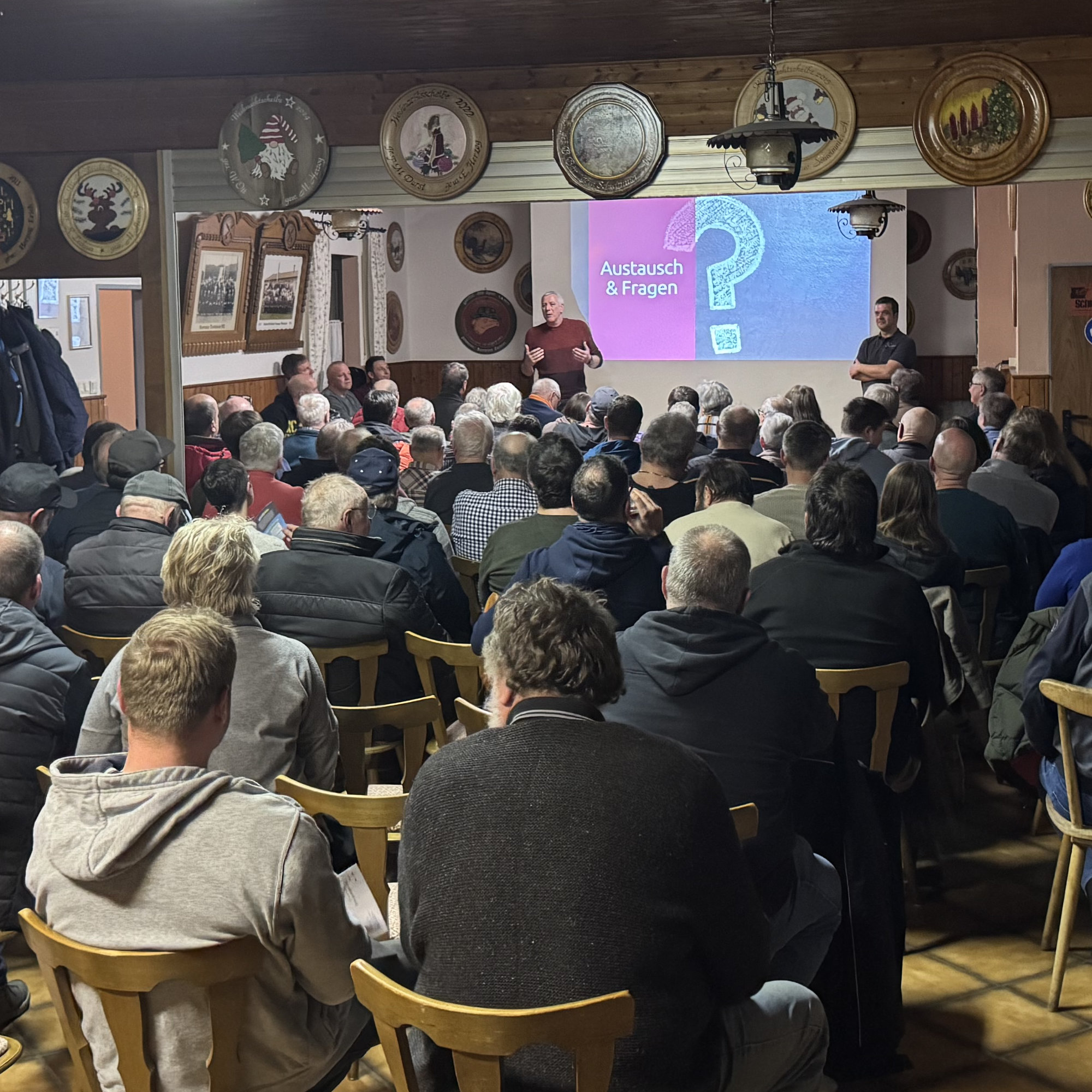 Das Publikum während der Präsentation bei der Infoveranstaltung in Wettelsheim