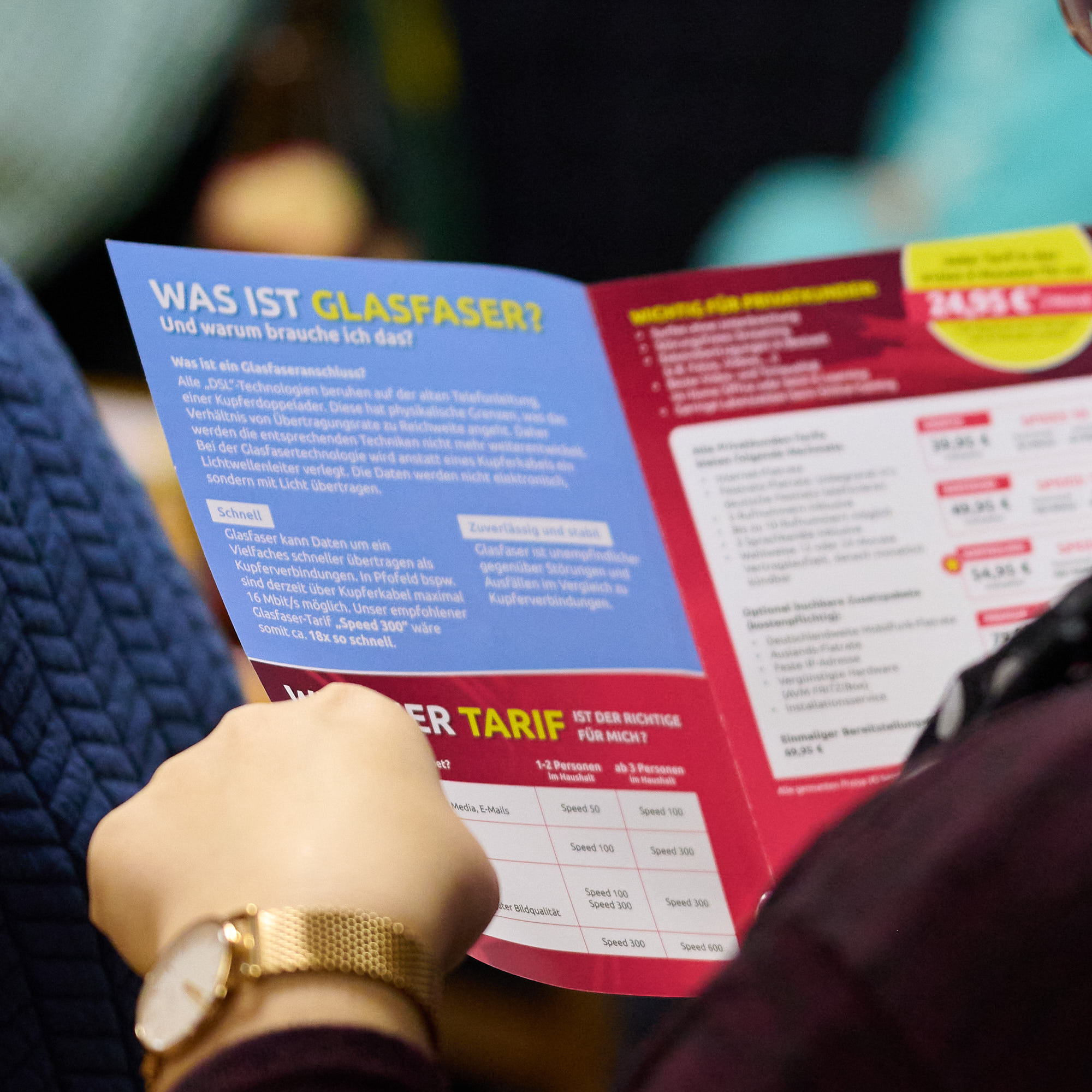Ein aufgeschlagener Flyer mit Tarifinformationen der Fiber Network WUG