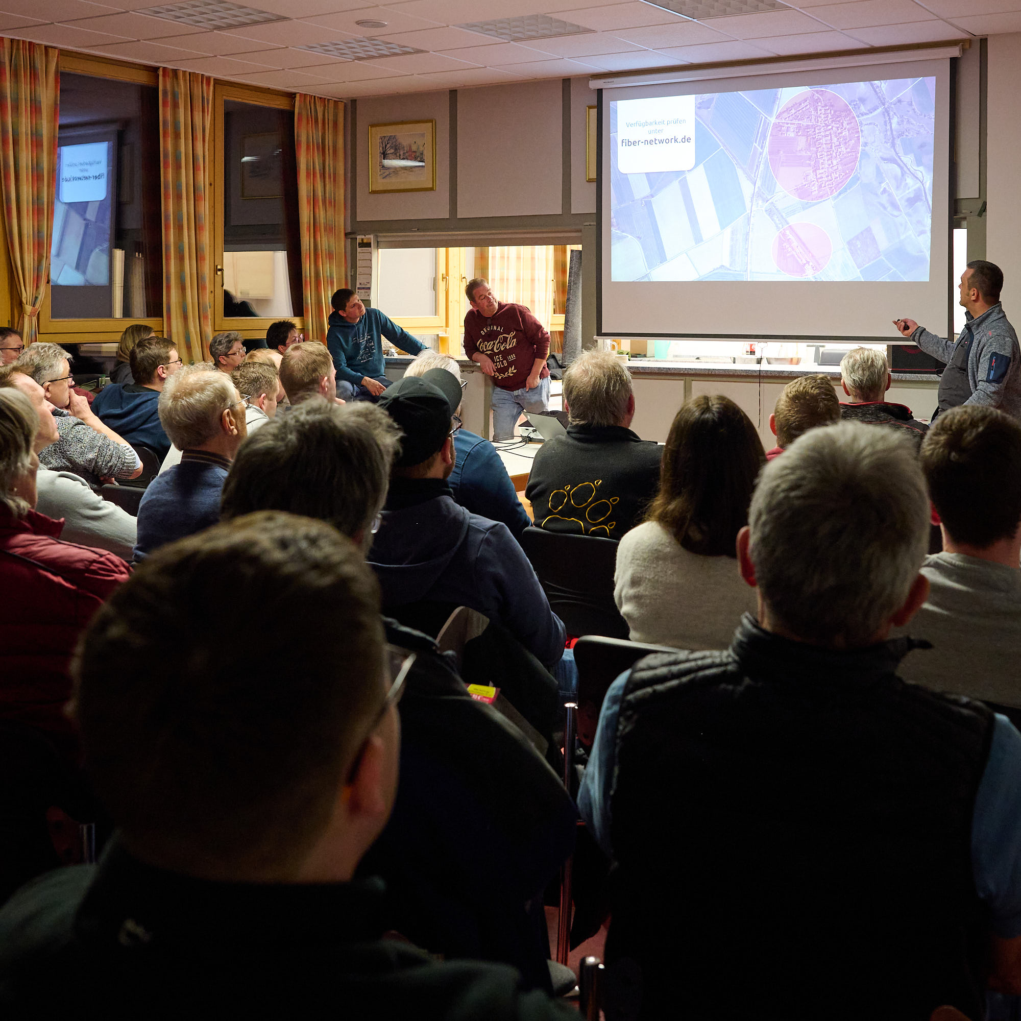 Das Publikum während der Präsentation bei der Infoveranstaltung in Windsfeld