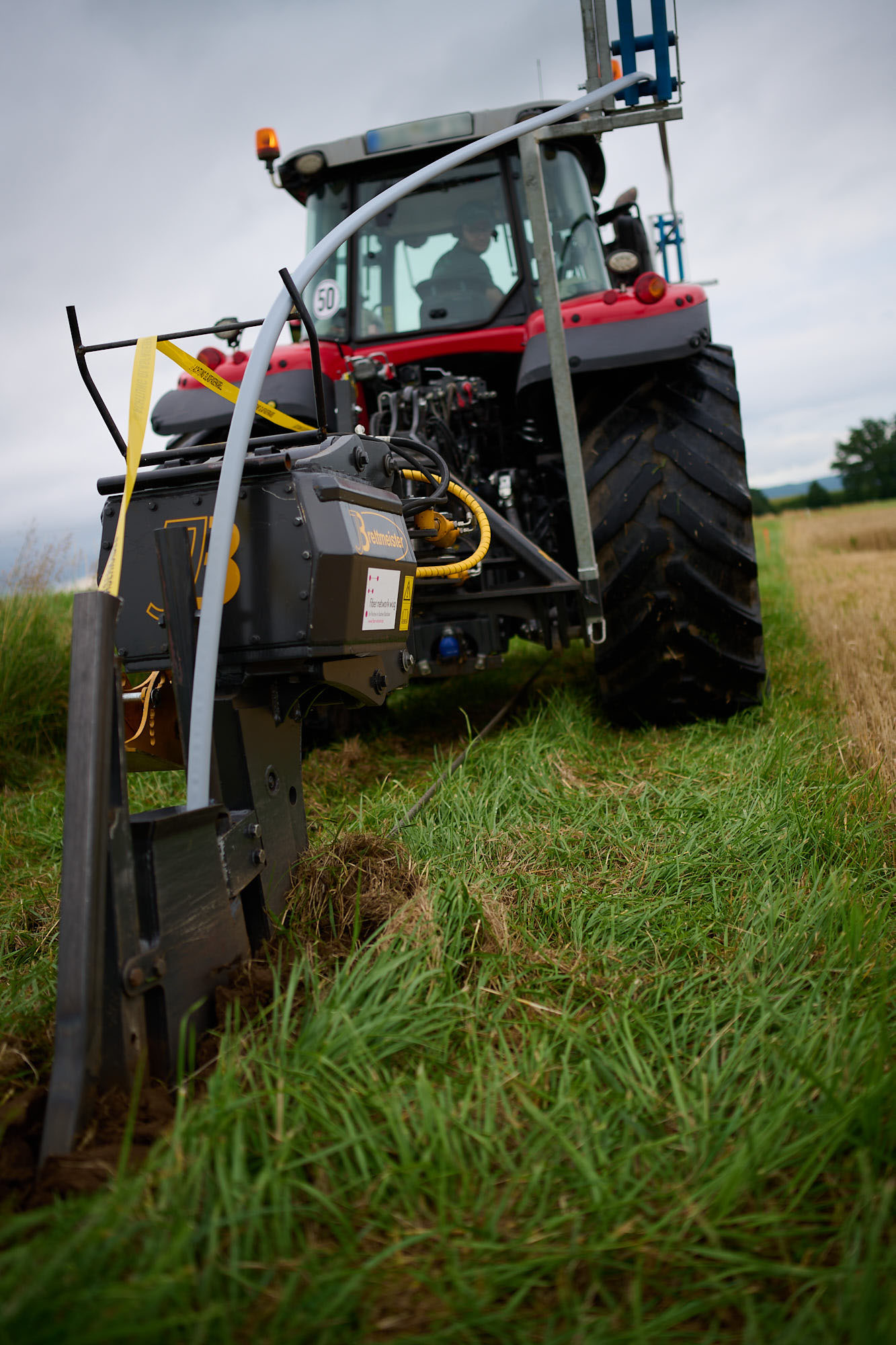 Ein Traktor mitsamt Verlegepflug