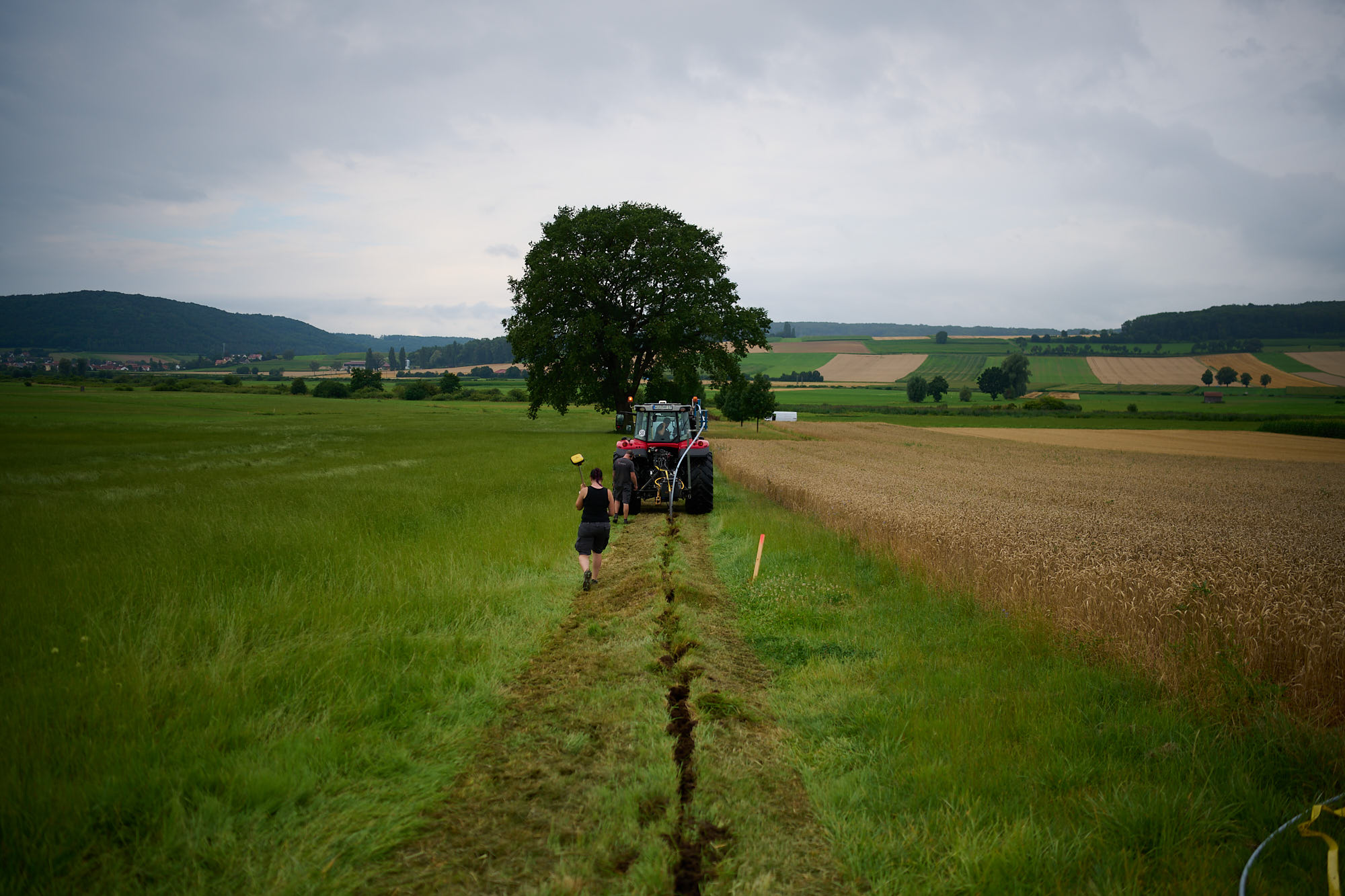 Während der Verlegung ist nur ein schmaler Spalt zu sehen
